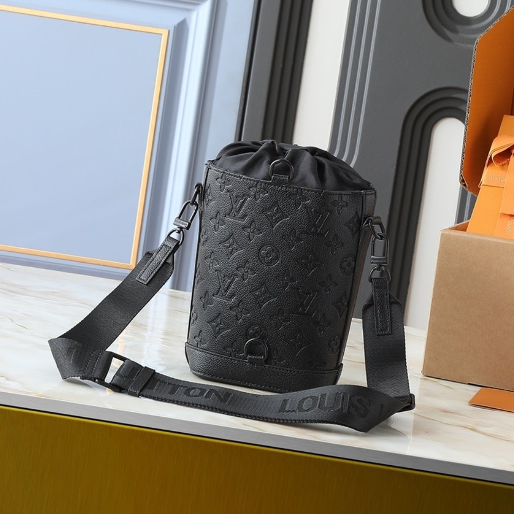 L0vis Vvtt0n Noe Crossbody Bag Black 21Cm M82248
