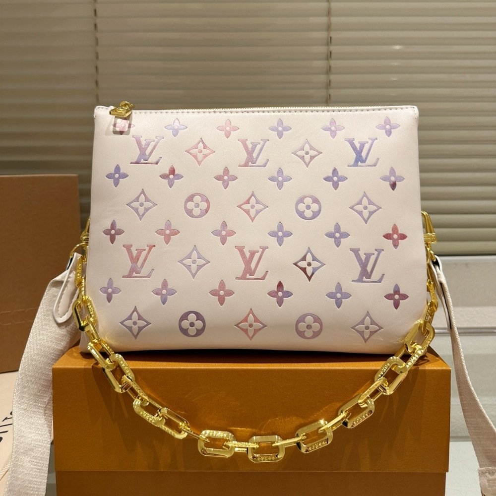 L0vis Vvtt0n Coussin PM Dream Cream 28Cm M25507