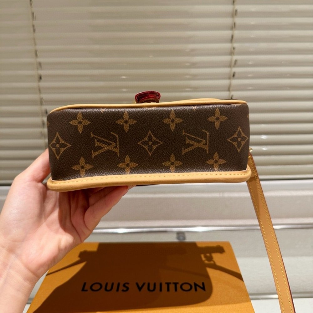 L0vis Vvtt0n Nano Diane Bag Brown 18Cm M83298