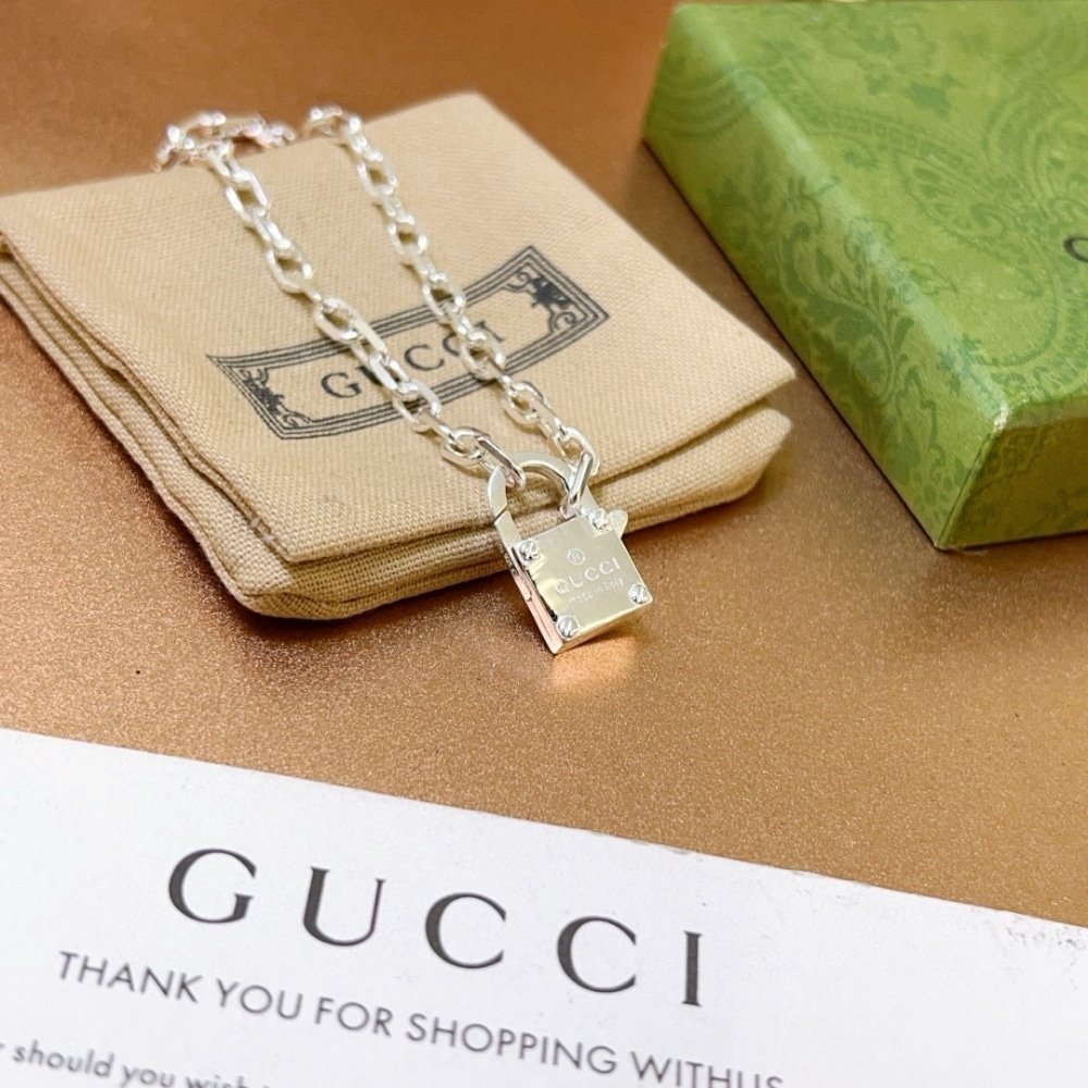 Gvc*1 Trademark Silver Chain ​​Bracelet With Padlock