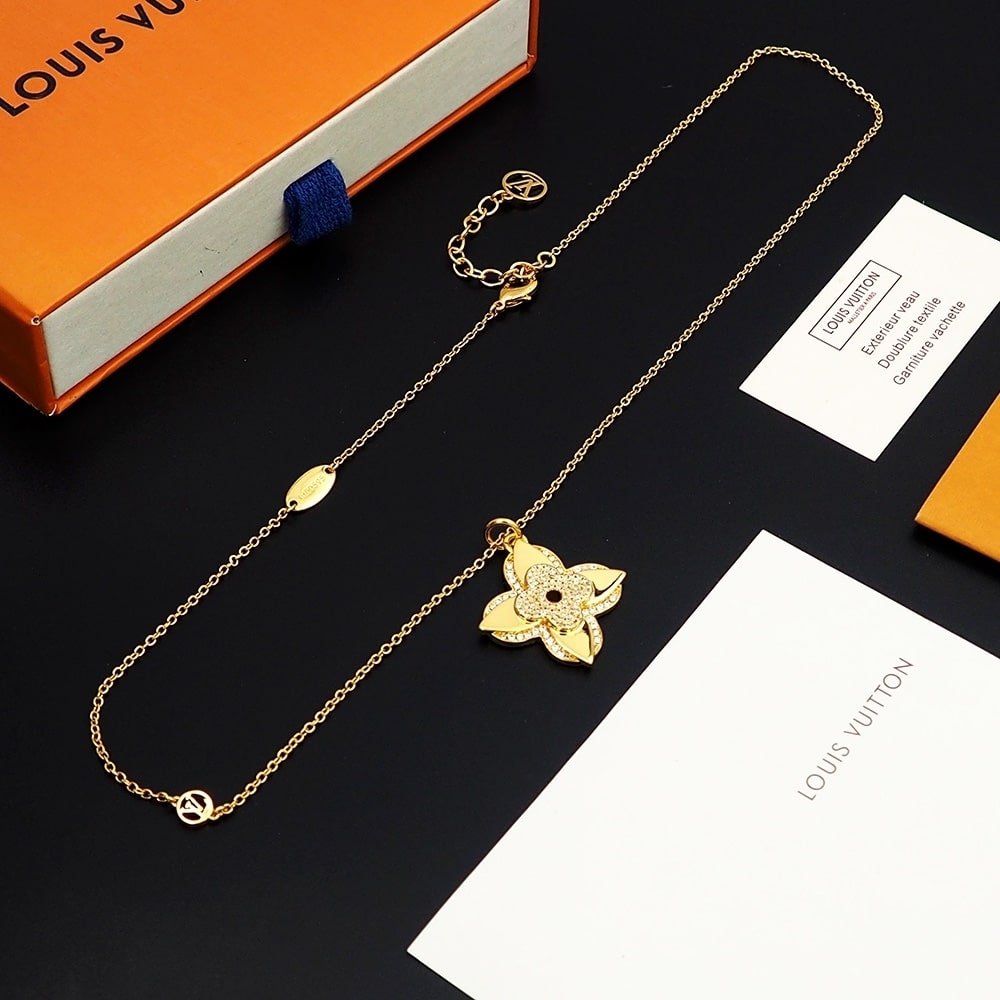 L0vis Vvtt0n Lv Medaillon Necklace Gold M02001