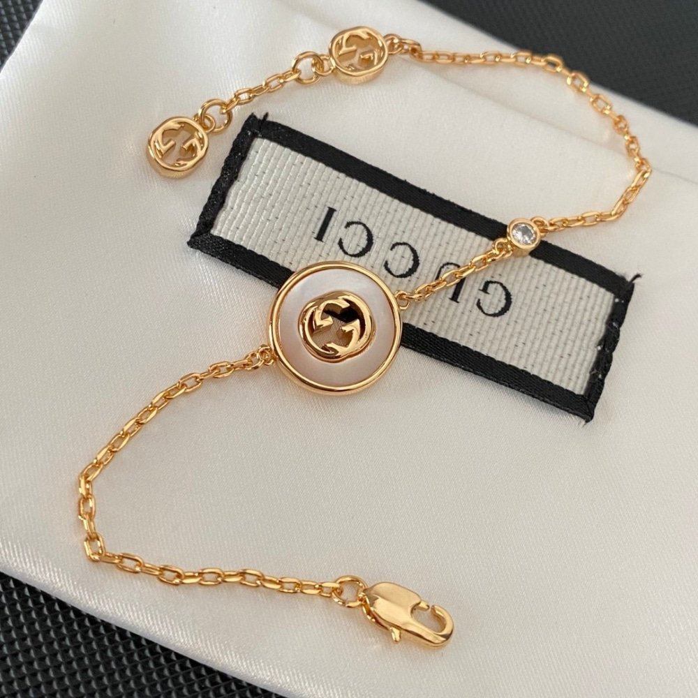 Gvc*1 Interlocking Gg Bracelet Gold Tone 786749 J85I0 8070