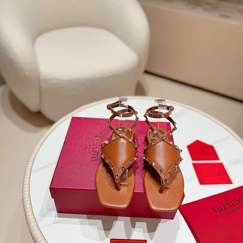Va1e*ntin0 Garavani Rockstud Thong Sandals Brown