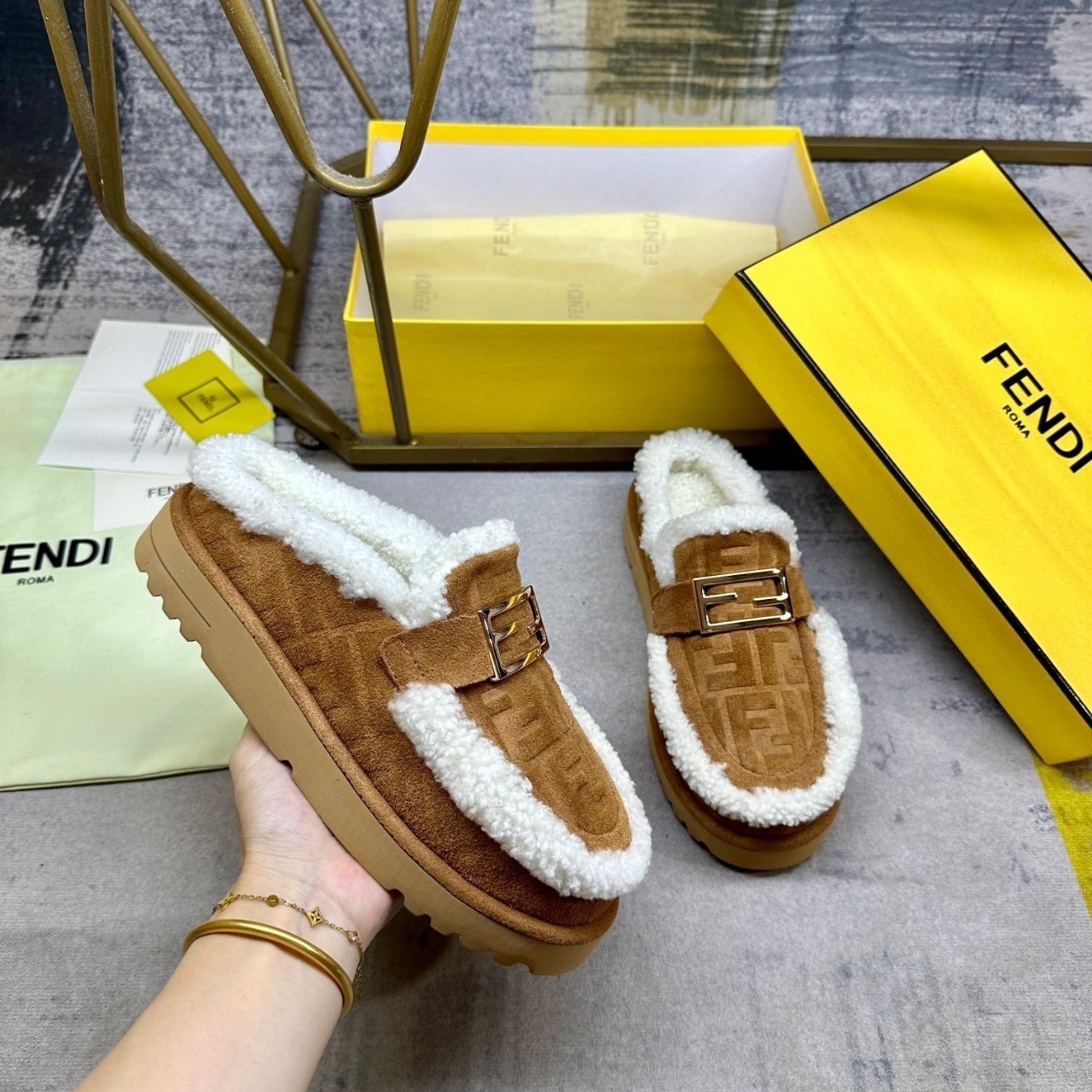 F**di Apres Chic Brown Ff Suede 8R8777Asa1F0C23