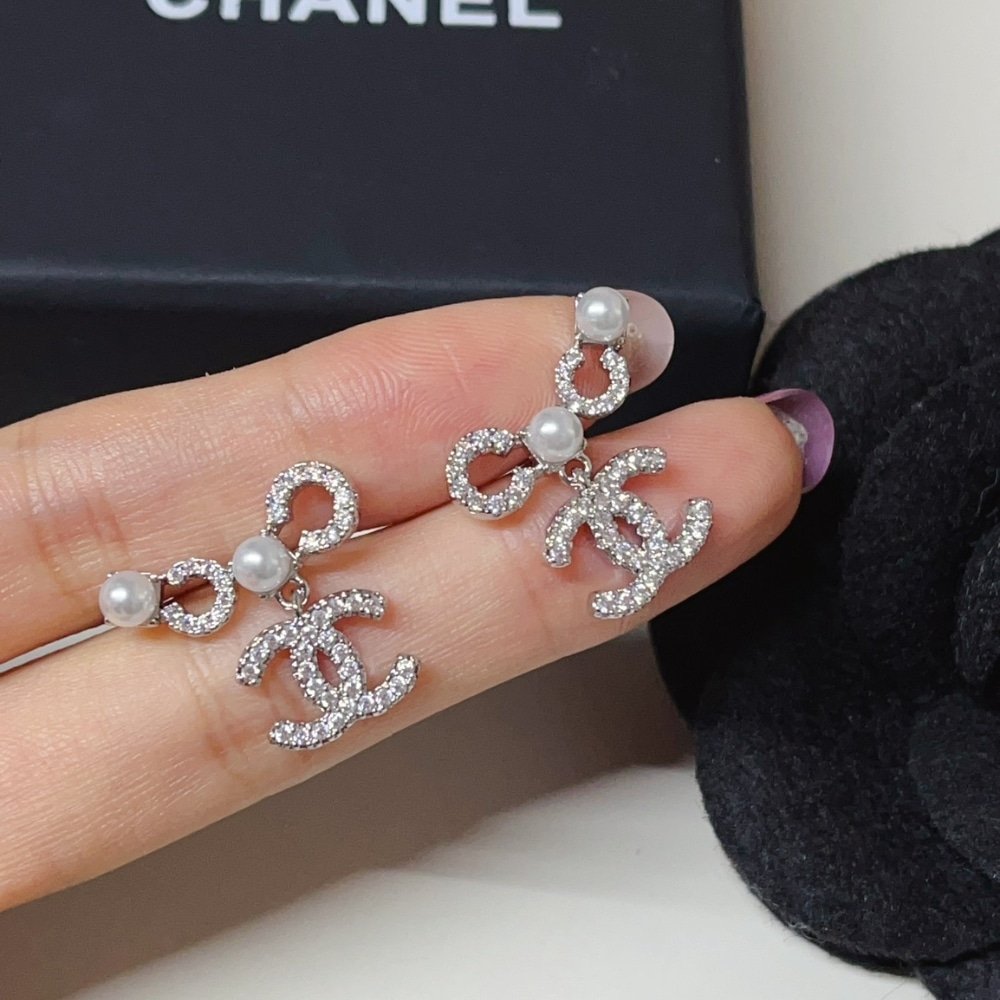 Ch**el Earings Pearly White And Crystal Silver Abf732 B20573 U0937