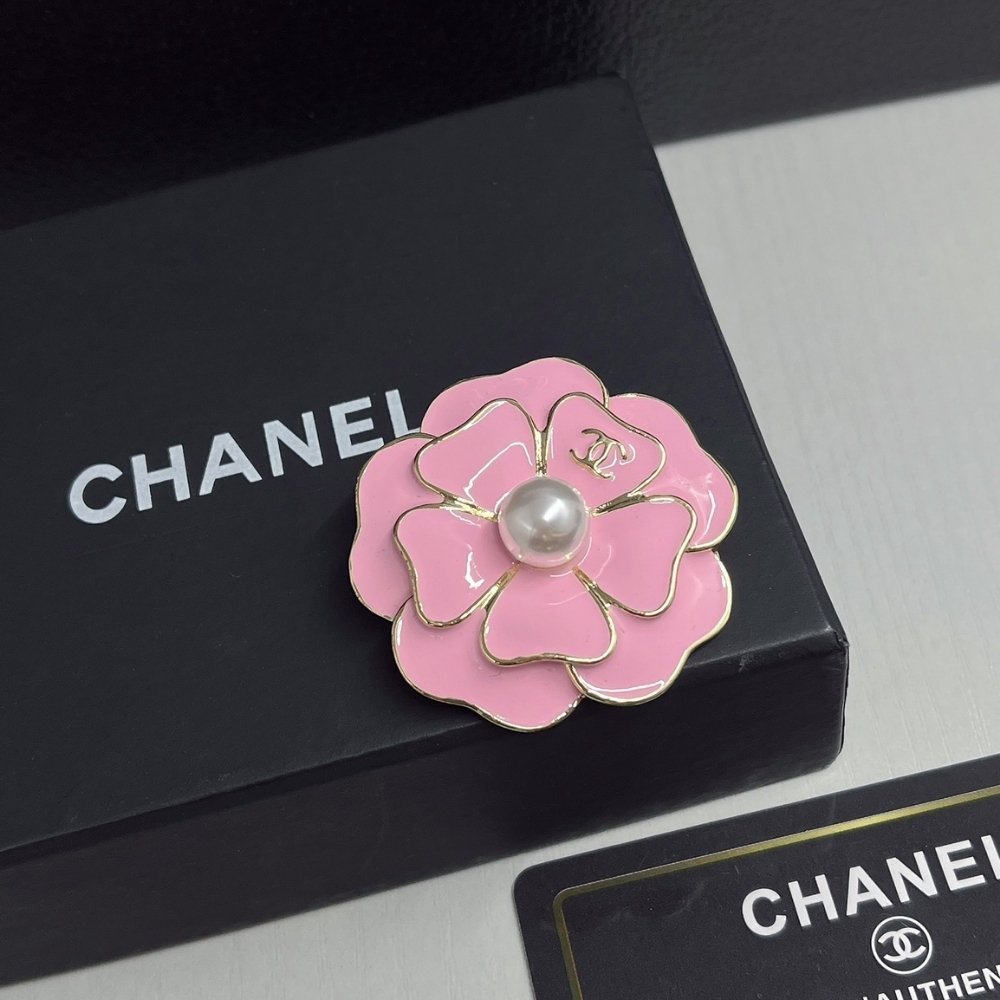 Ch**el Brooch Metal And Resin Gold With Pink Pearly White