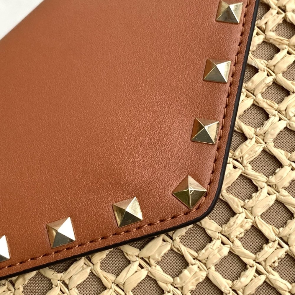 Va1e*ntin0 Garavani Rockstud Raffia Clutch Bag In Brown 28Cm