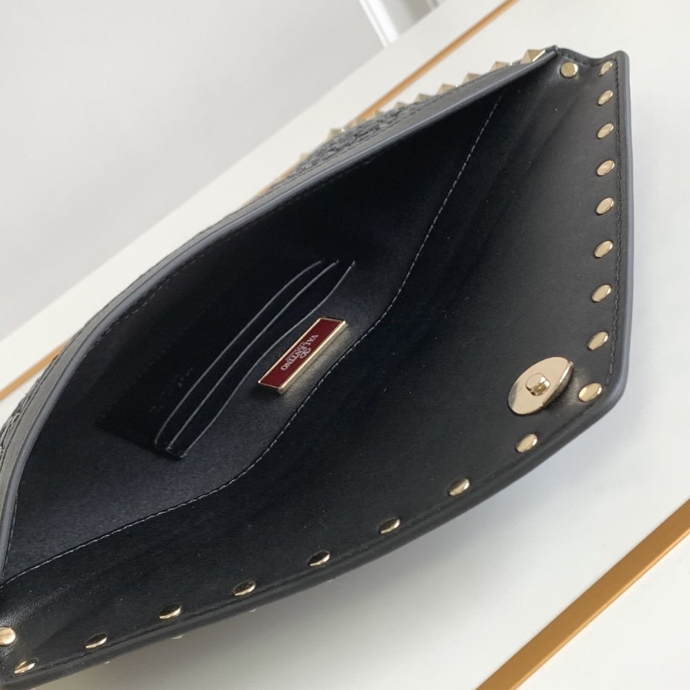 Va1e*ntin0 Garavani Rockstud Raffia Clutch Bag In Black 28Cm