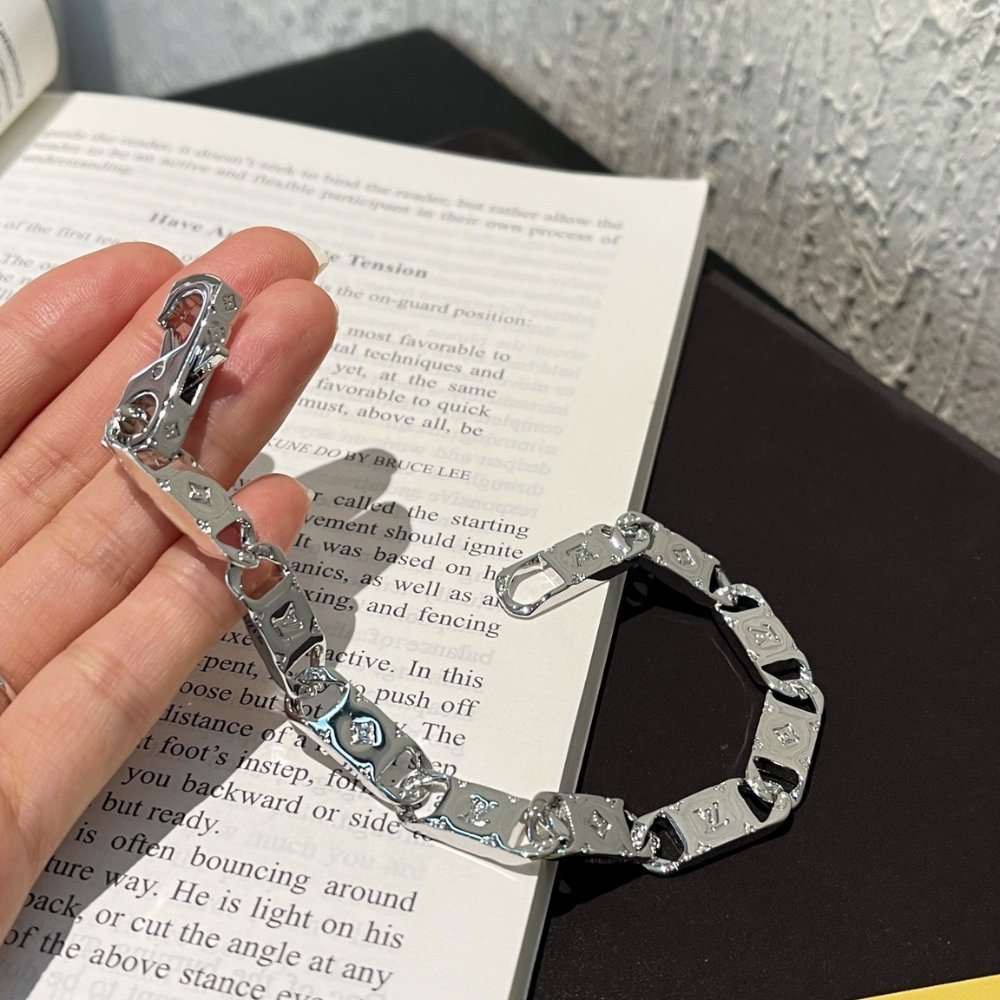 L0vis Vvtt0n Monogram Tied Up Bracelet Silver M0921M