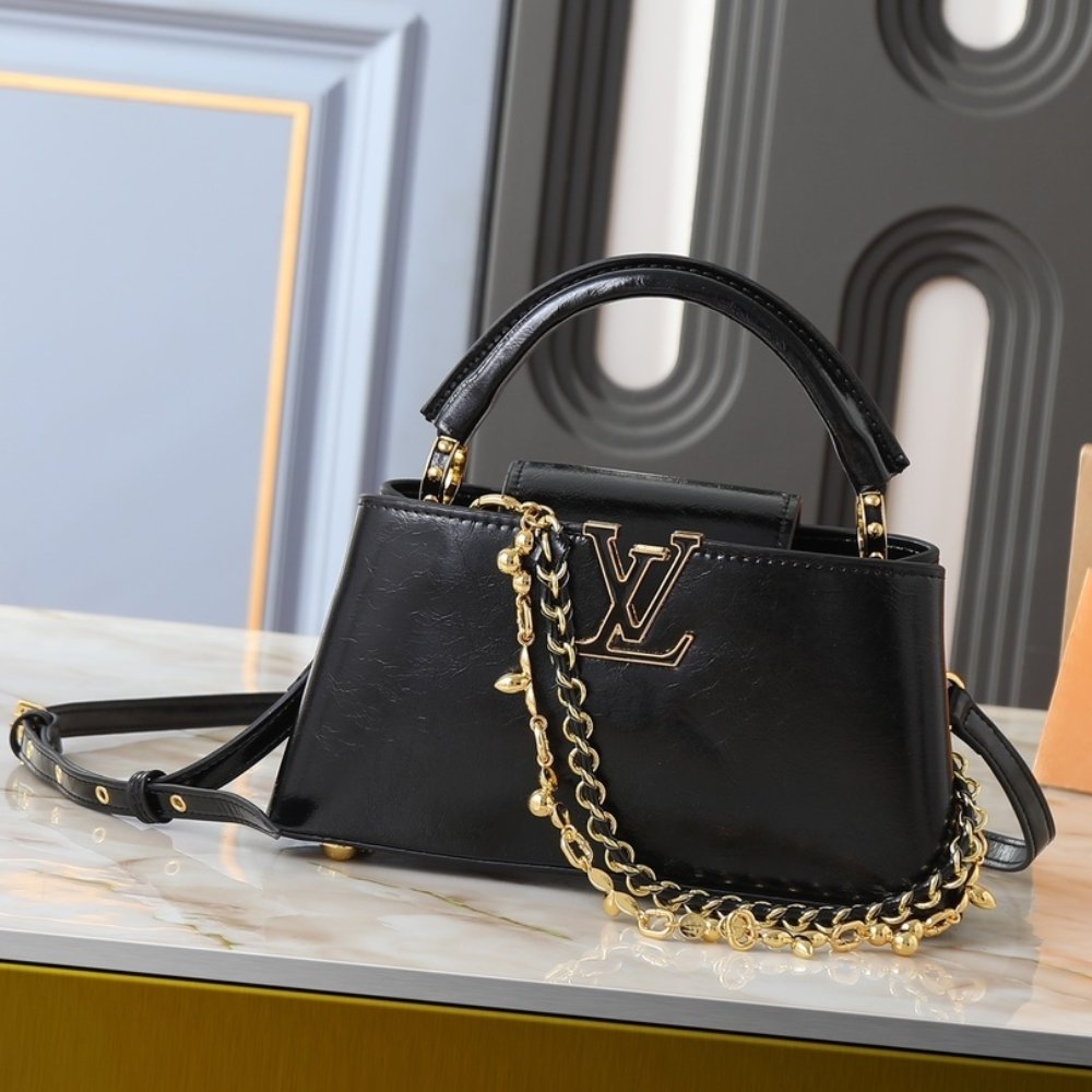 L0vis Vvtt0n Capucines East West BB Black 26Cm M25492