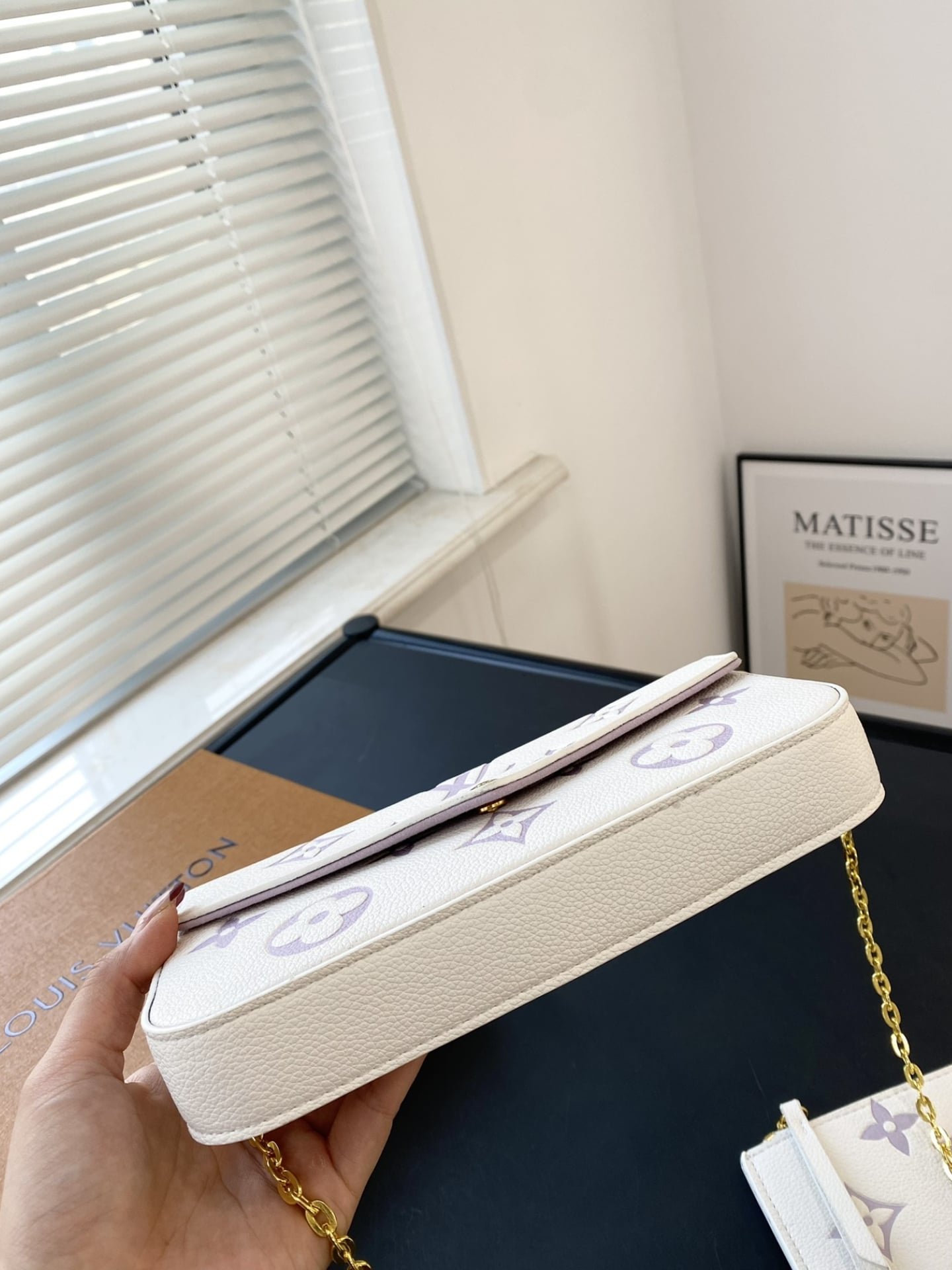 L0vis Vvtt0n Pochette Felicie Bag In Latte And Bubble Tea 22Cm