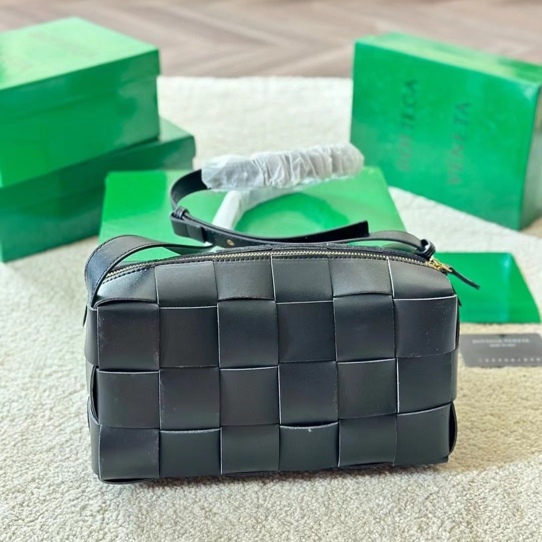 B0tt*ga Ven*ta Brick Cassette Intreccio Leather Shoulder Bag Black 28Cm 709360Vmay18425