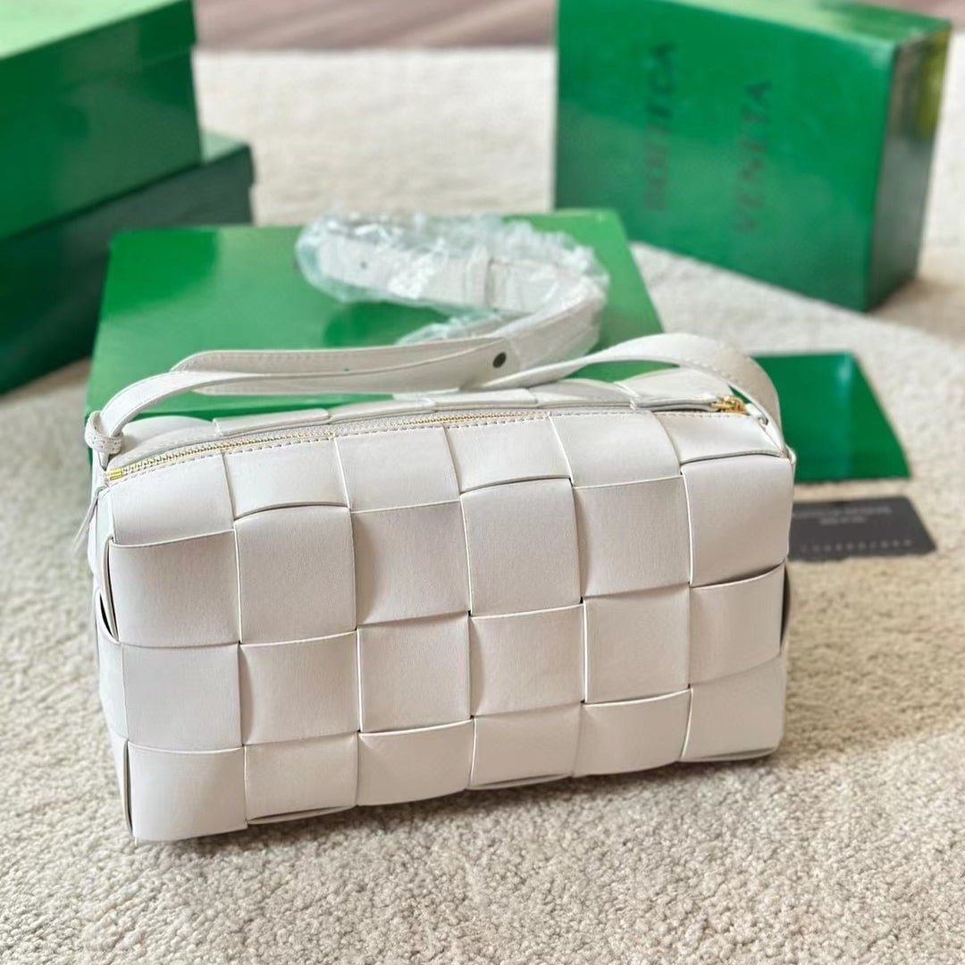 B0tt*ga Ven*ta Brick Cassette Intreccio Leather Shoulder Bag White 28Cm