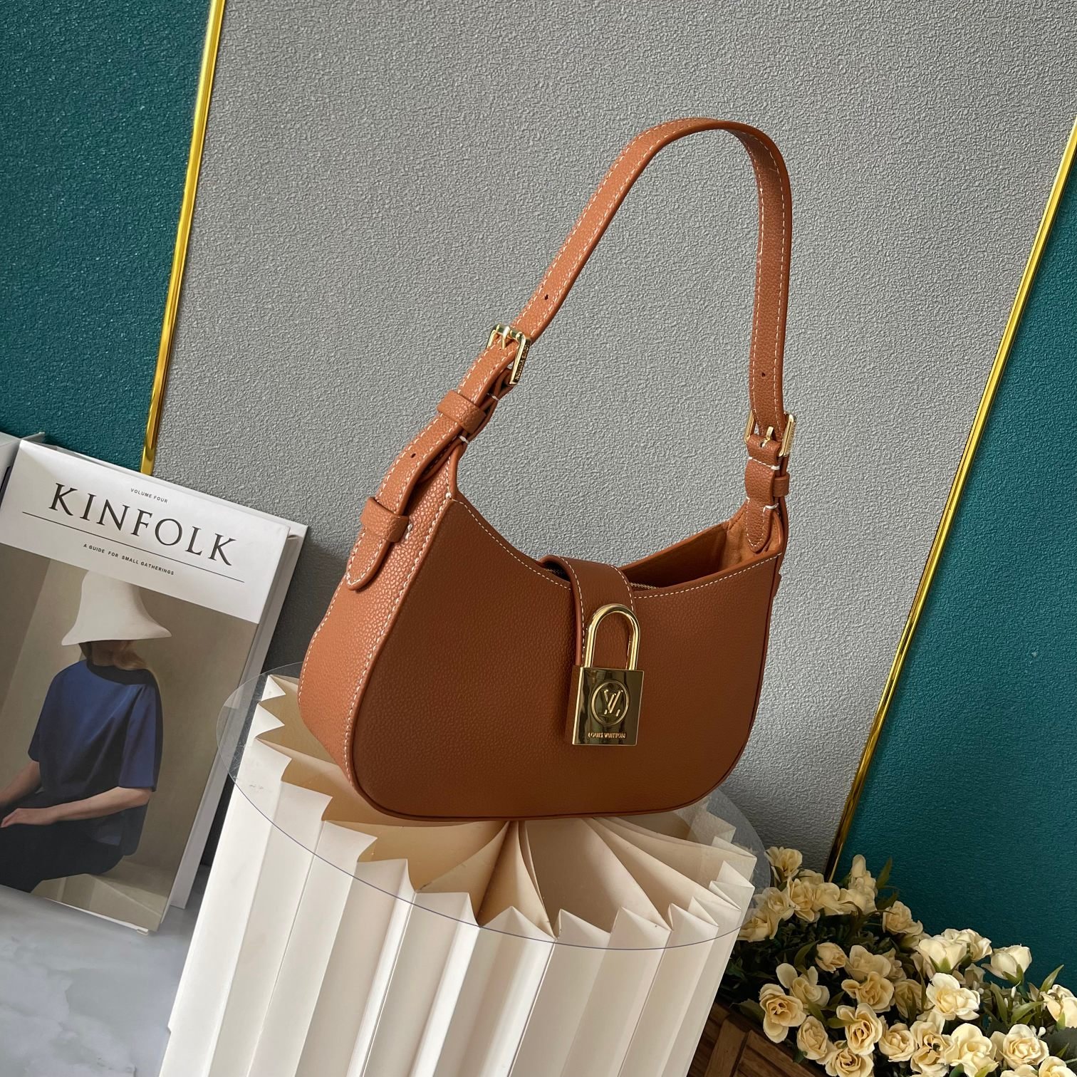 L0vis Vvtt0n Low Key Shoulder Bag Brown 25Cm M24885
