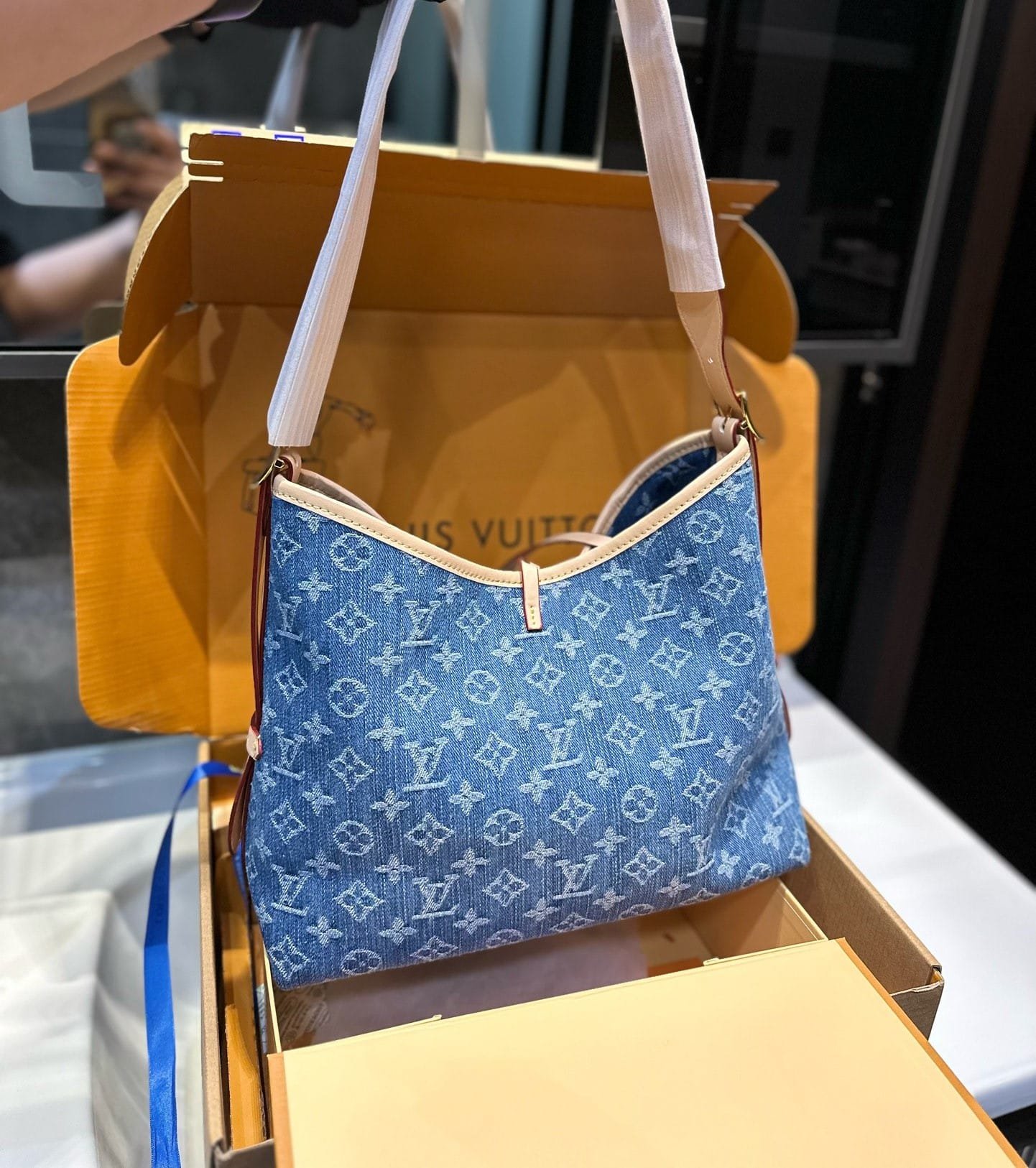 L0vis Vvtt0n Carryall PM Denim Blue 28Cm M46855