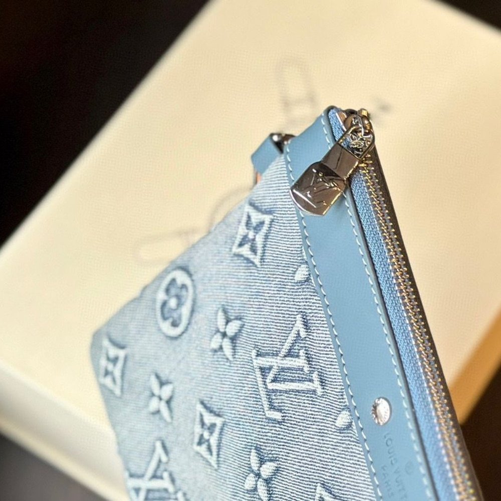 L0vis Vvtt0n Pochette To Go Monogram Washed Denim 27Cm M82313