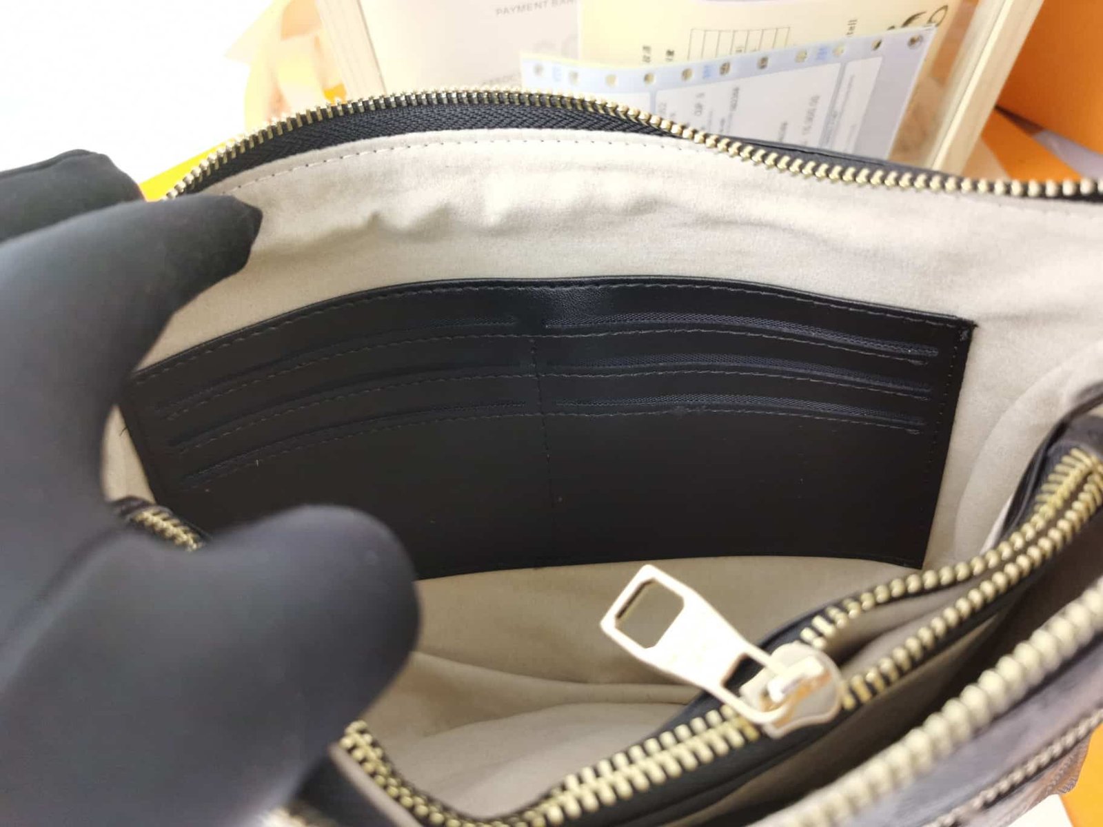 L0vis Vvtt0n Pochette Damier Canvas Black 28Cm