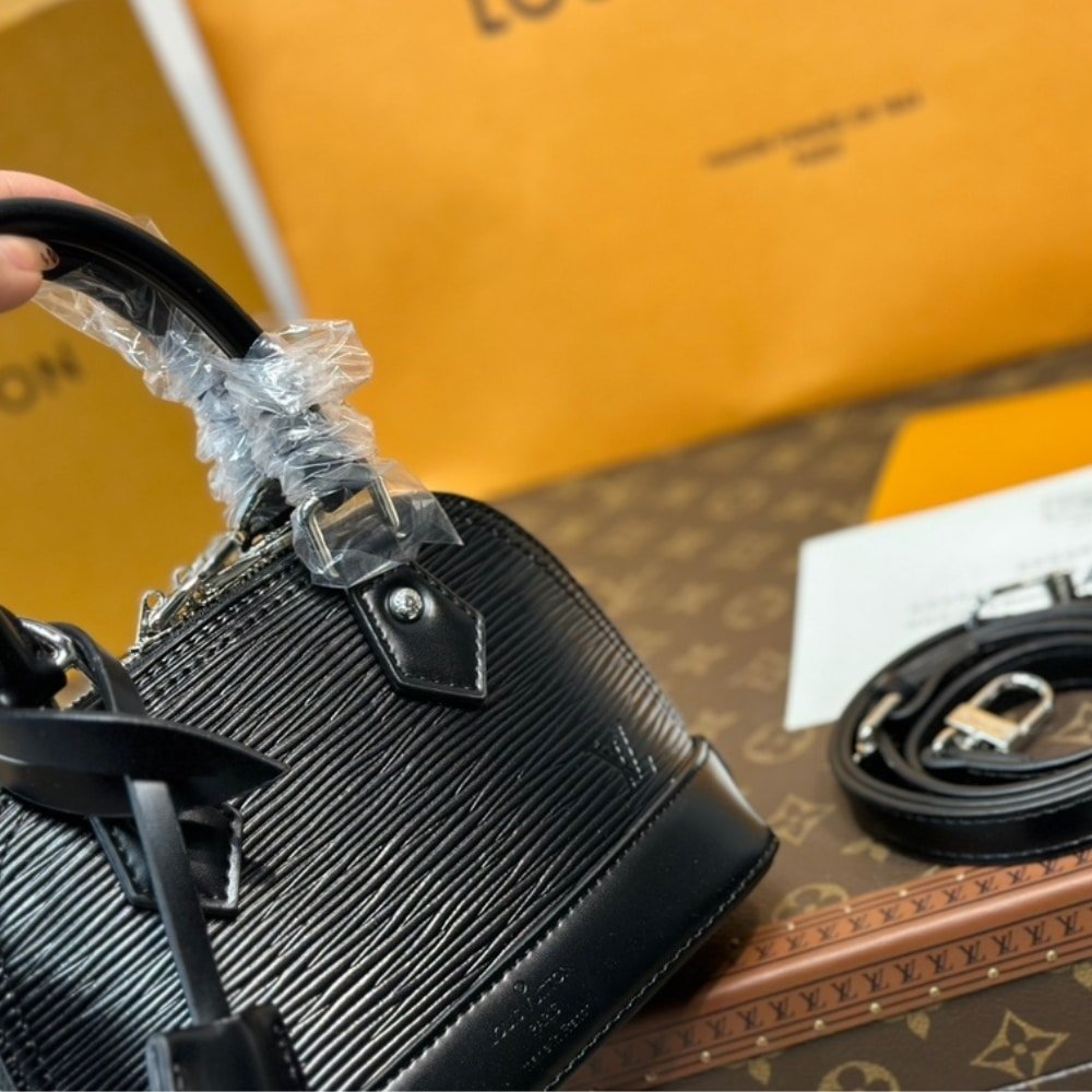 L0vis Vvtt0n Nano Alma Bag Black 18Cm M81945