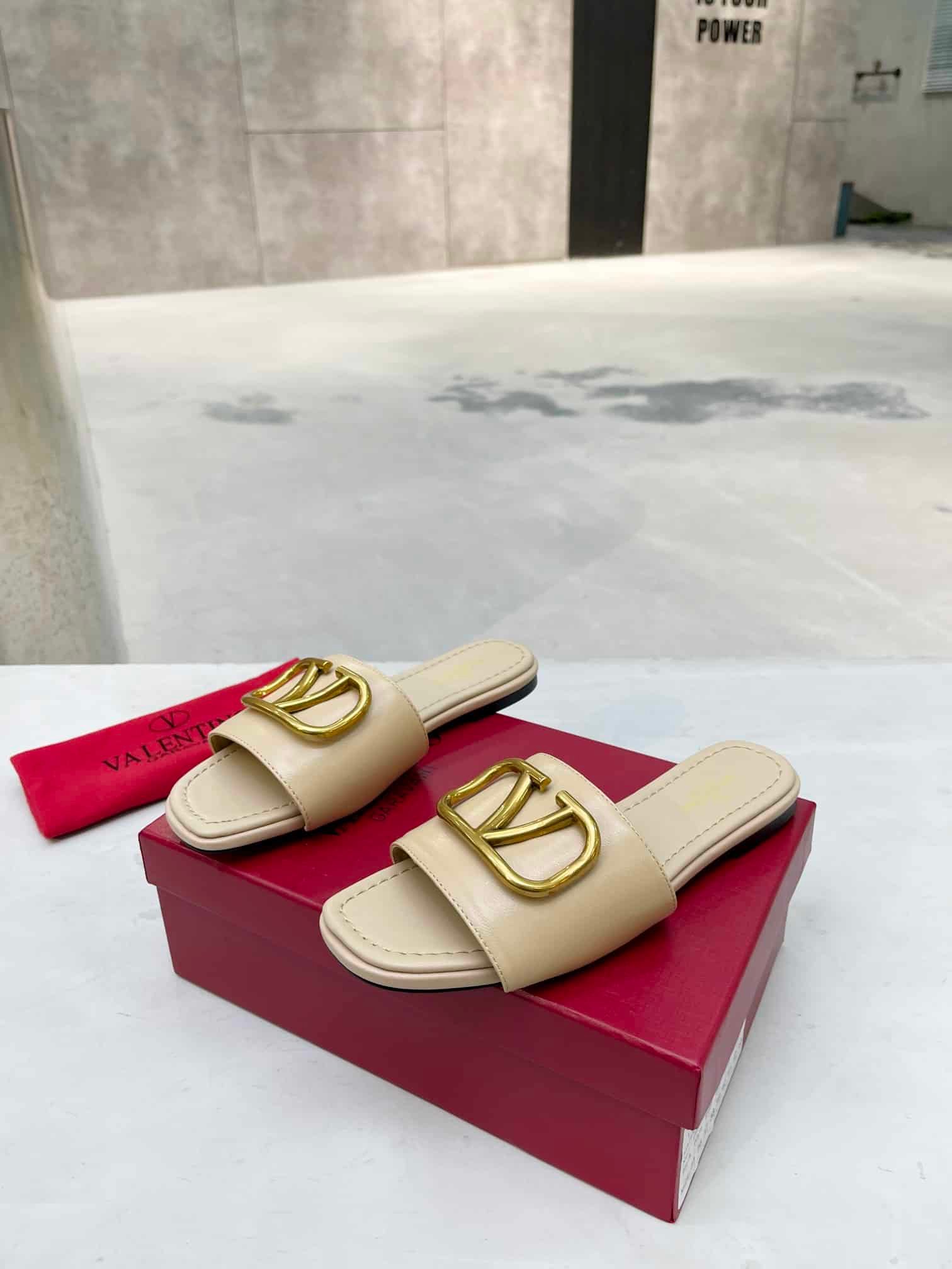 Va1e*ntin0 Garavani Vlogo Signature Slide Sandal Beige