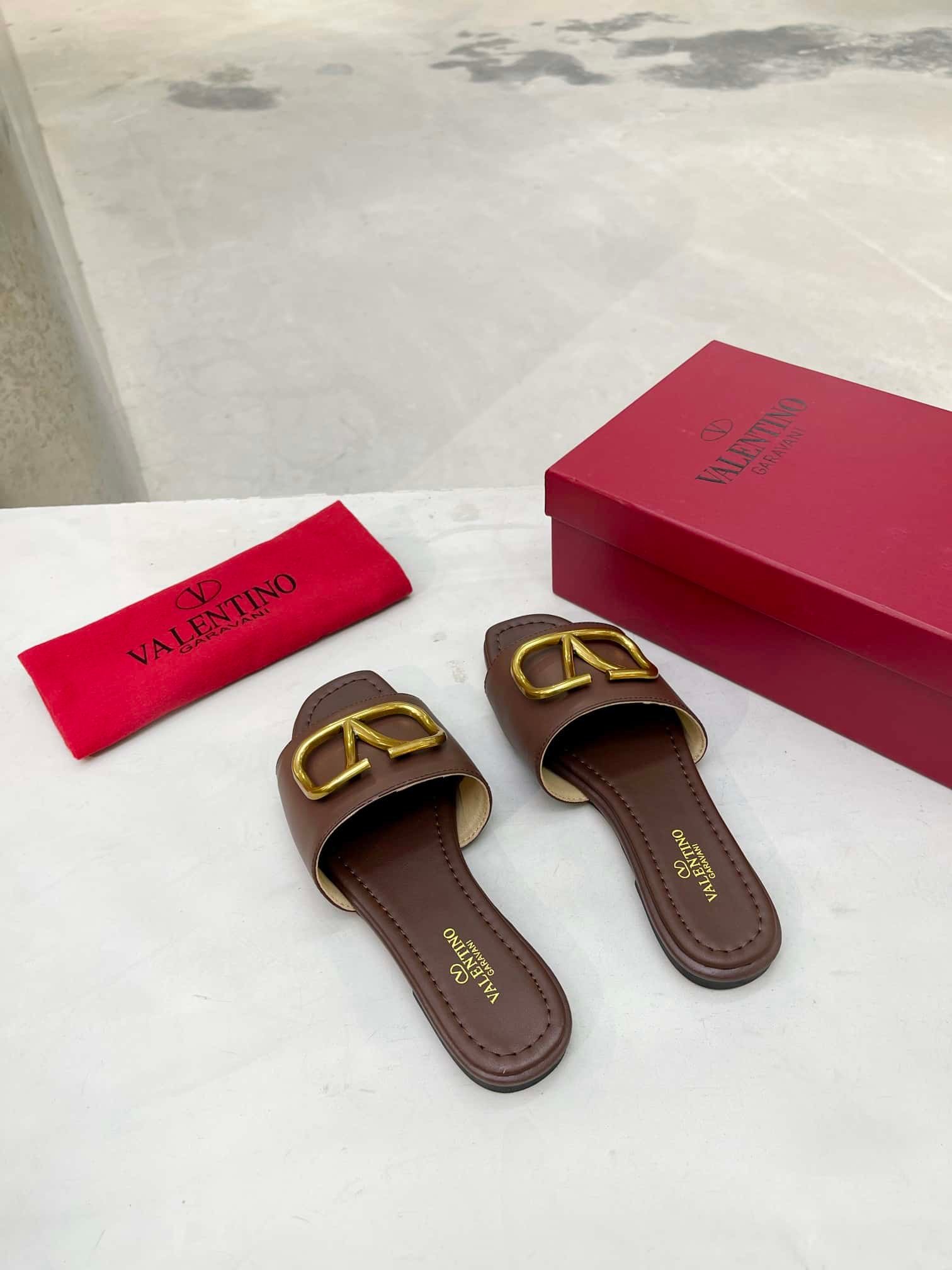 Va1e*ntin0 Garavani Vlogo Signature Slide Sandal Brown