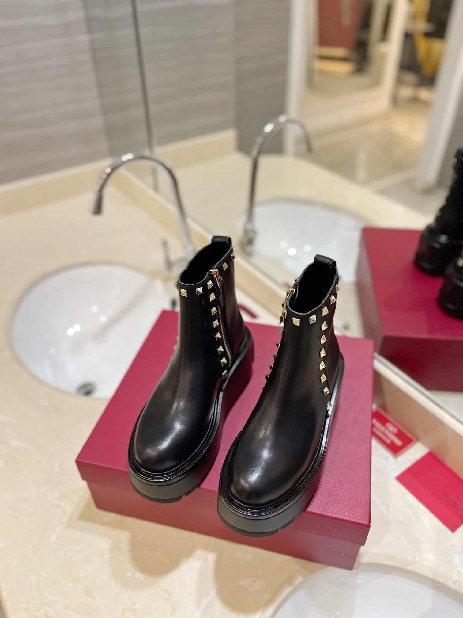 Va1e*ntin0 Garavani Uniqueform Calfskin Ankle Boot Black 1W2S0Cs0Mmd 0No