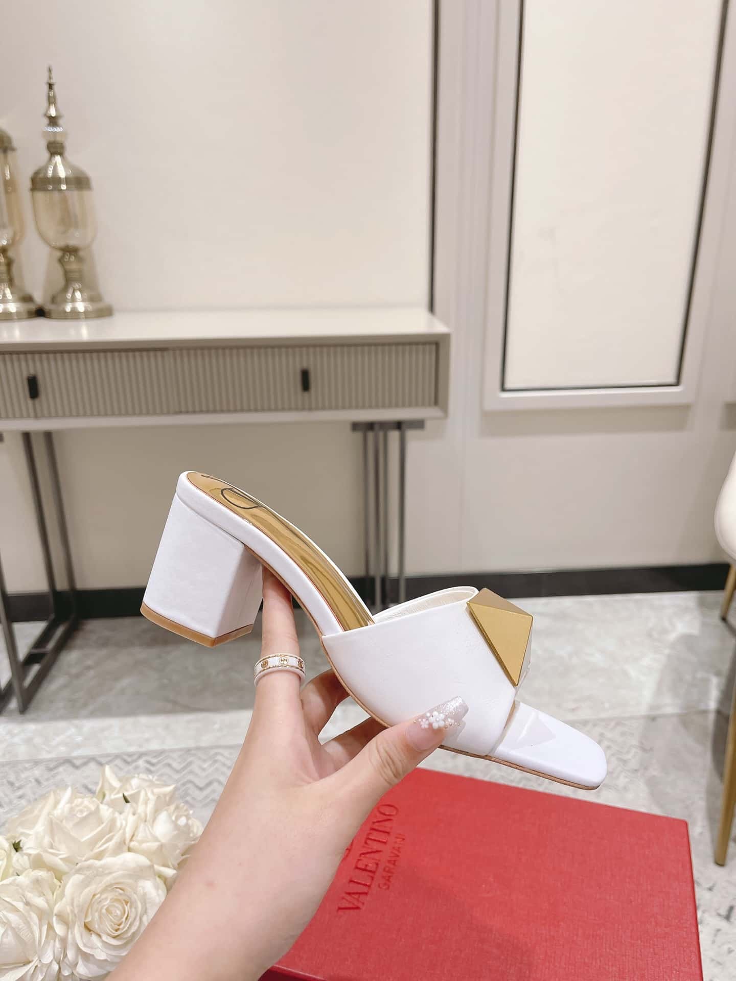 Va1e*ntin0 Garavani One Stud Heeled Sandals White Ws0El3Cyii16