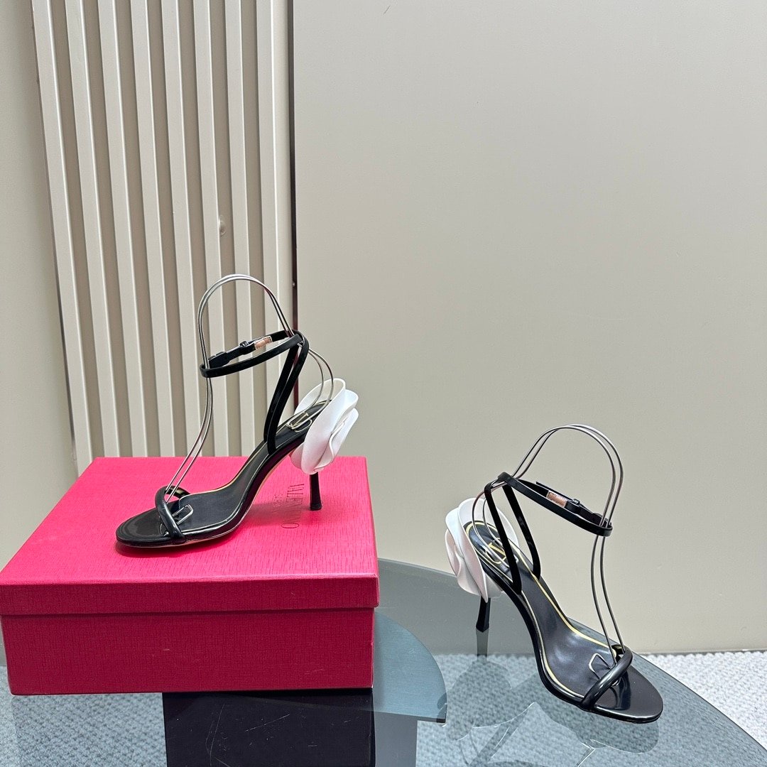 Va1e*ntin0 Garavani Archive Roserouche Leather High Heel In Black