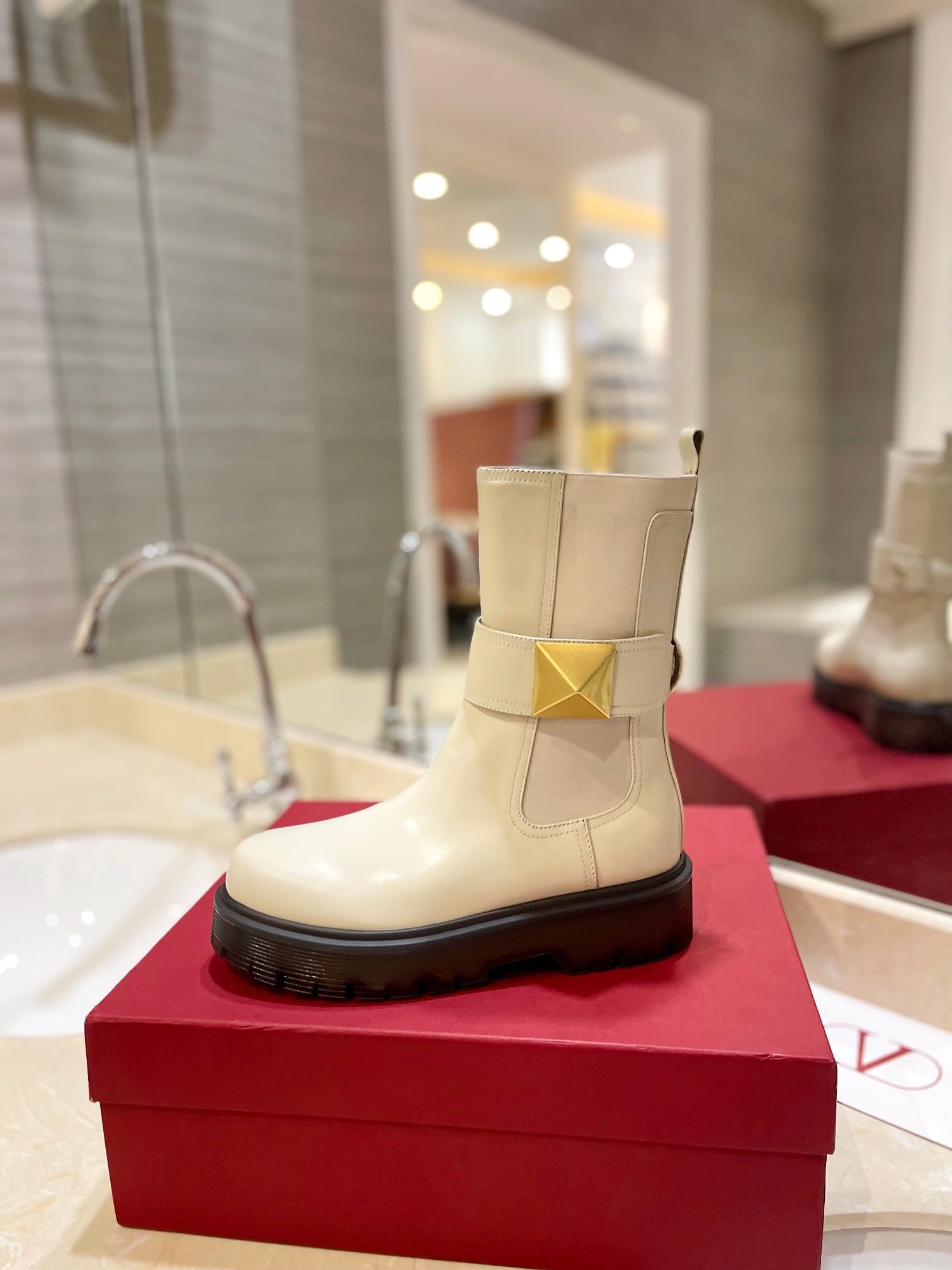 Va1e*ntin0 Garavani One Stud Beatle Boot In Calfskin Light Ivory 2W2S0Fy1Kum I16