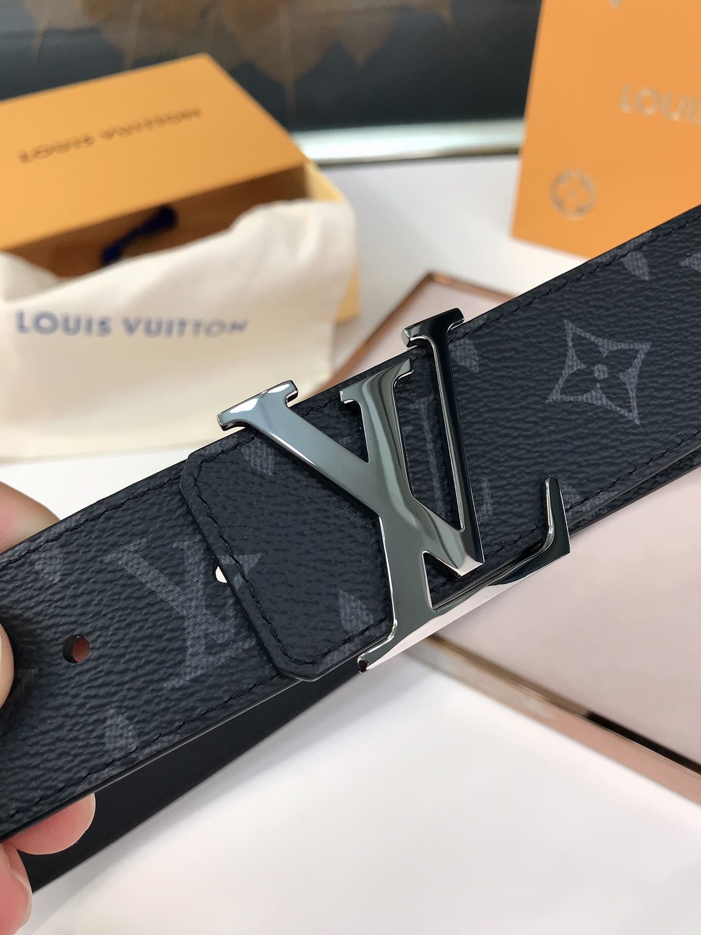 L0vis Vvtt0n Lv Initiales Reversible Belt Monogram Eclipse Silver Metal 4Cm